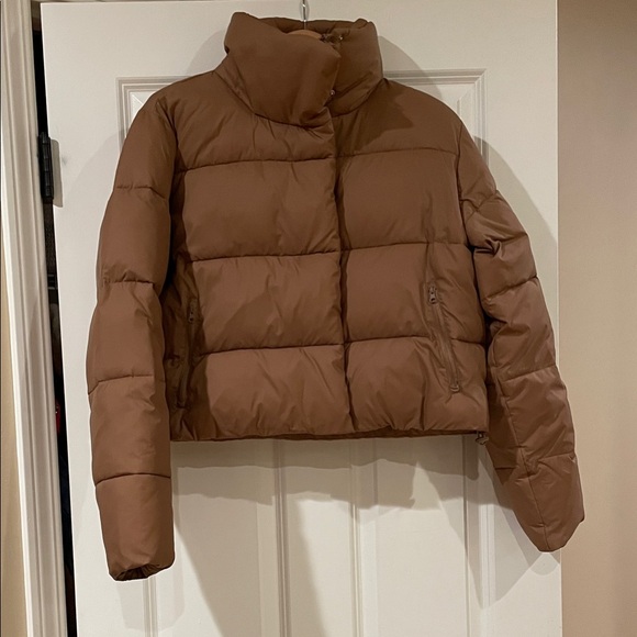 ALO Yoga Jackets & Blazers - ALO Yoga Gold Rush Puffer Jacket, M